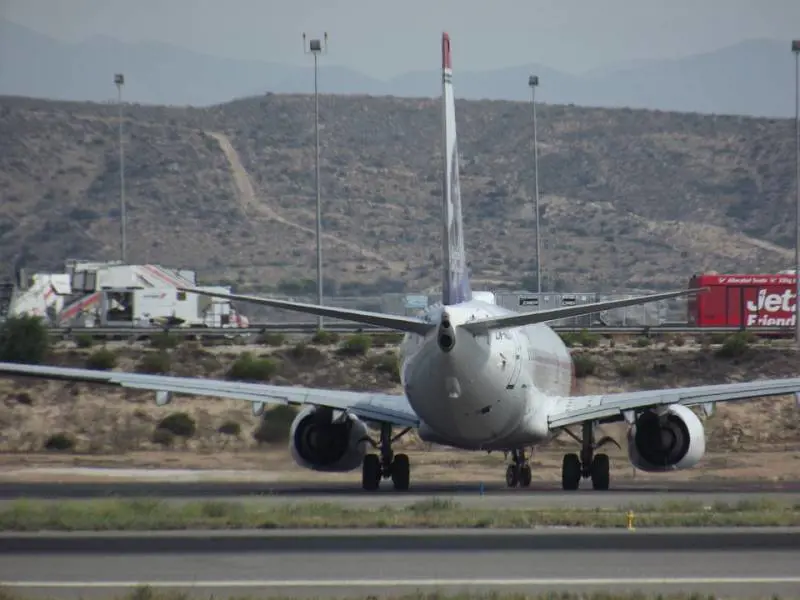 Aggredisce un funzionario per un cambio di posto in aereo