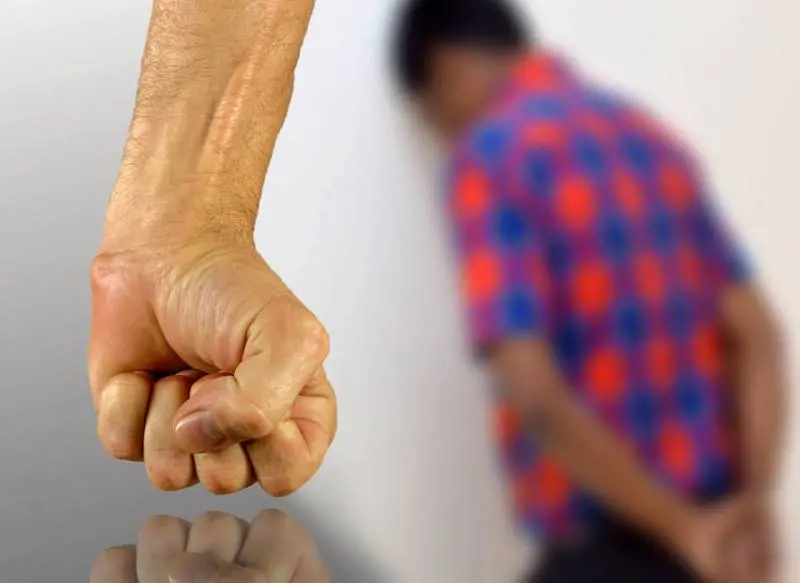 Bari, vinto dalla gelosia prende a martellate l'amico e rapisce la ragazza