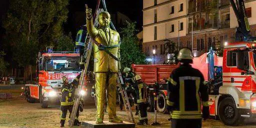 Germania, spunta un Erdogan di 4 metri: rimosso per polemiche