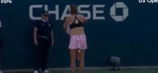 Us Open, lo "strip-tease" a fondo campo diventa... sessista
