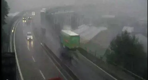 Genova, passa il camion, poi il black out: ecco il filmato del ponte