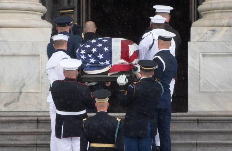 Scontro sulla nave McCain: "Coperta per non farla vedere a Trump"