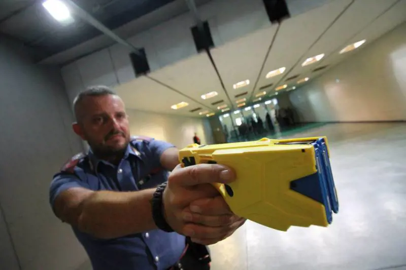 Taser, la stretta del Viminale. Salvini lo vuole pure sui treni