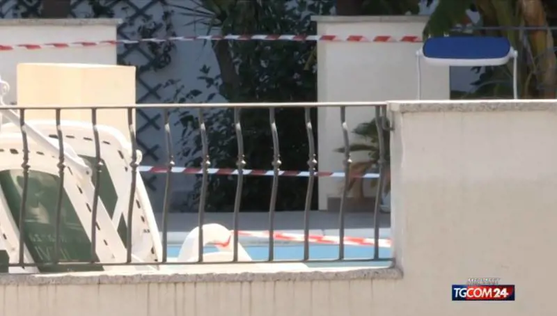 Un altro bambino annega in piscina