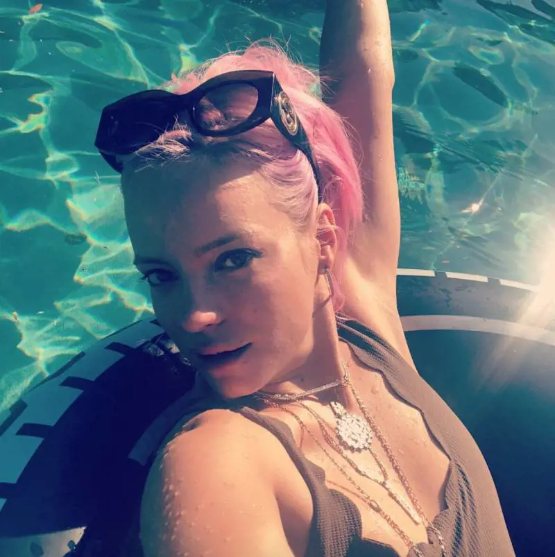 Lily Allen ha dormito con le escort: "Mi sentivo sola"