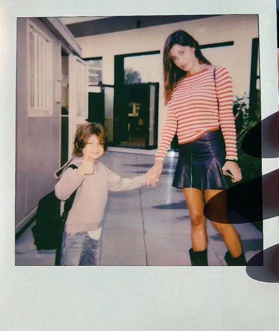 Belen e De Martino (di nuovo) insieme. Ma il look della showgirl scatena la rete