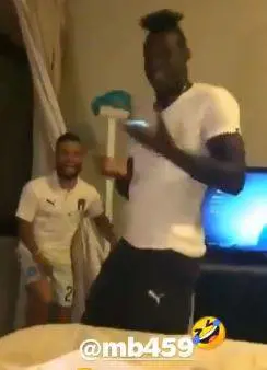 Italia, Insigne fa spaventare Balotelli: il video diventa virale