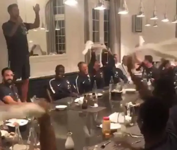 Francia, i calciatori della nazionale cantano in coro "Bella ciao"