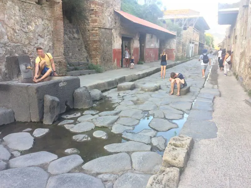 Pompei, turista si lava i piedi nella fontana di 2000 anni fa