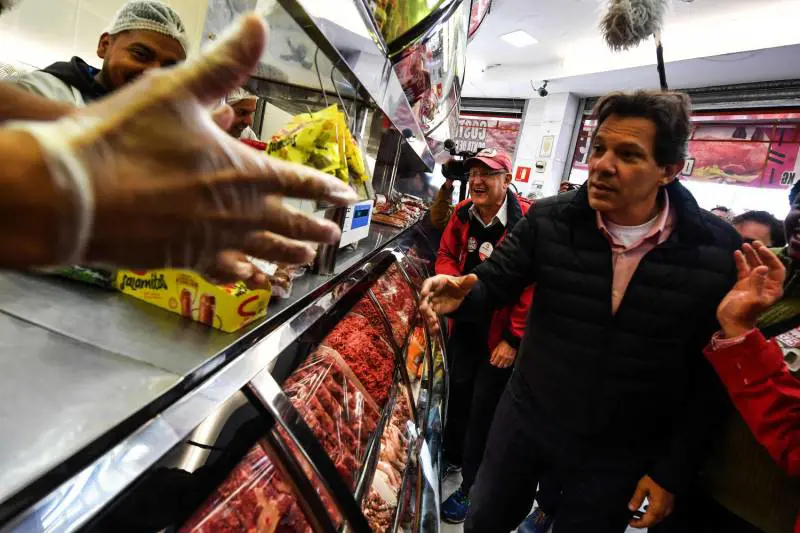Brasile, agguato al comizio: accoltellato Bolsonaro, candidato di destra