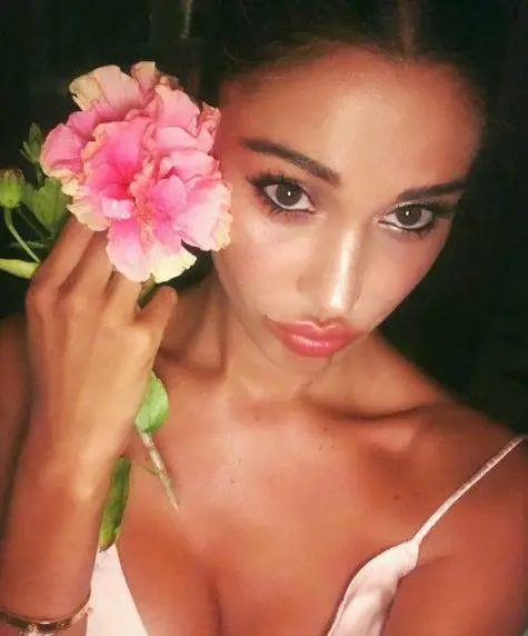 Belen Rodriguez si mostra nuda: la copre solo un ventaglio