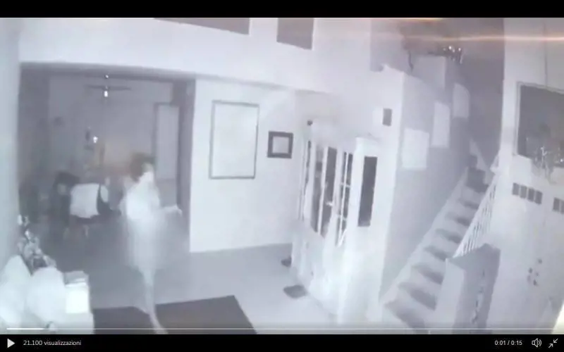 Maniaco entra (nudo) nella casa del 13enne