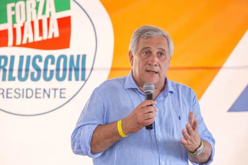 "Con il Cavaliere candidato Forza Italia batterà i gufi"