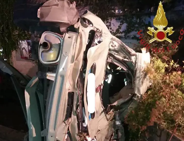 Auto si ribalta, tre ventenni muoiono sul colpo