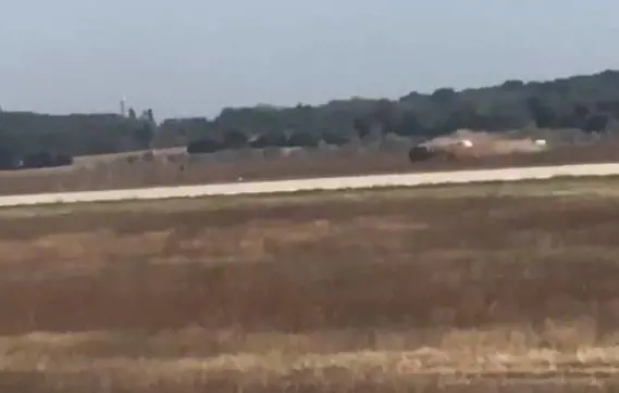Scene da film in Francia: l'inseguimento finisce sulle piste dell'aeroporto