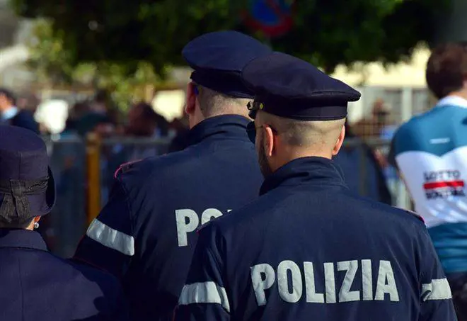 Torino, egiziano si finge vittima aggressione e deruba soccorritore