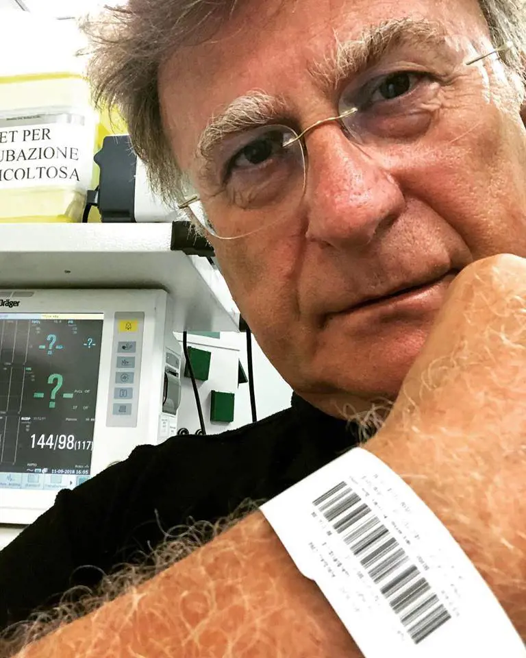 Il conduttore Red Ronnie in ospedale a Sanremo per il dolore a una costola