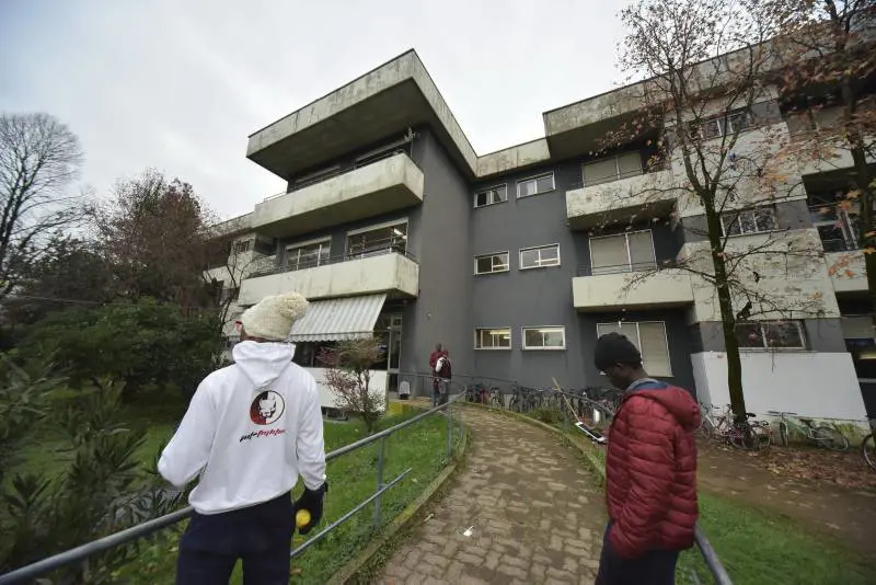 Non gli bastano vitto e alloggio: migranti vogliono i soldi e pestano gli agenti