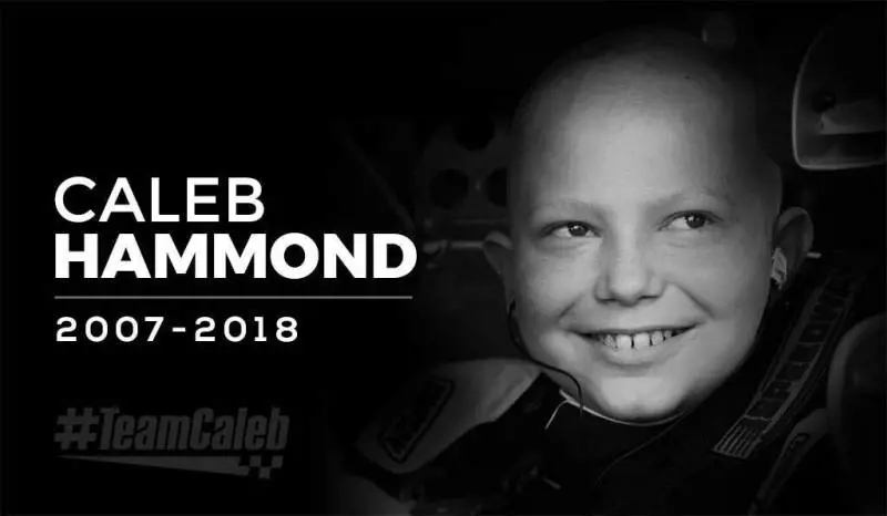 Muore a 11 anni di leucemia. Aveva chiesto che la sua bara fosse riempita di adesivi
