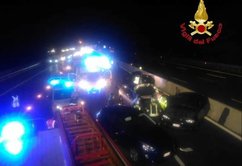 Si ferma sull'A8 per un guasto. Travolta davanti alle due figlie