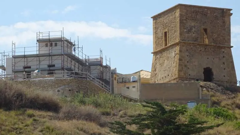 La torre sfregiata di Porto Palo e l'ira di Vittorio Sgarbi