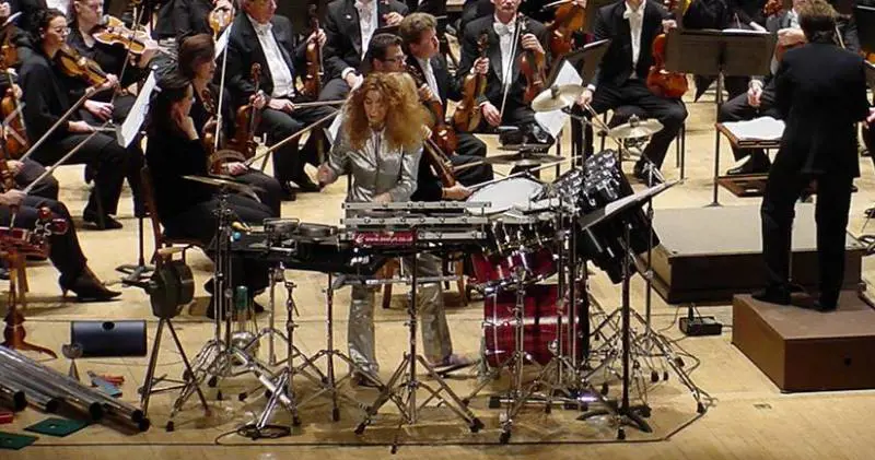 Glennie e i suoi ritmi: la percussionista che sente con il corpo