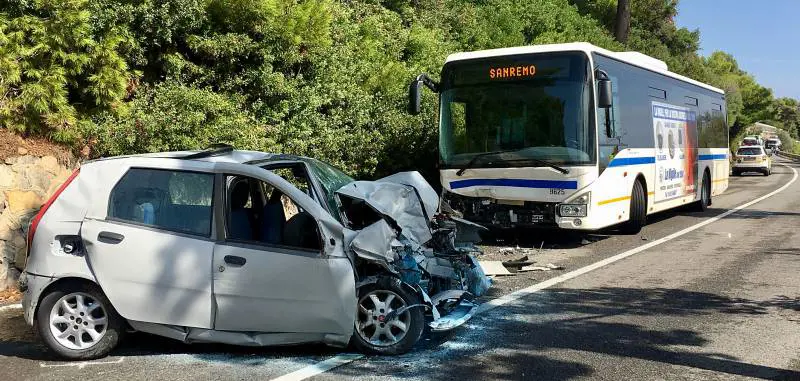 Imperia, schianto frontale tra auto e corriera: un morto e otto feriti