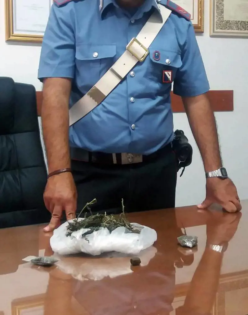 Scoperto in strada con la droga, 35enne in manette