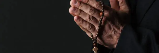 Spalmava l'olio santo sui ragazzi, poi abusava di loro: prete in arresto