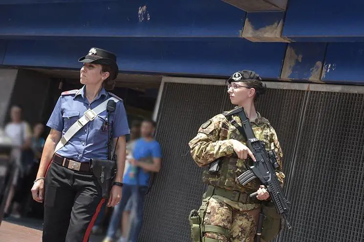 Paura a Roma: tenta di colpire i militari con una bottiglia rotta
