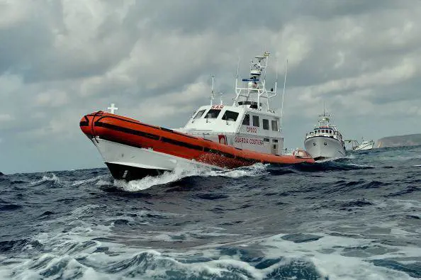 Lecce, sbarco di 66 stranieri: soccorsi al largo della costa ugentina