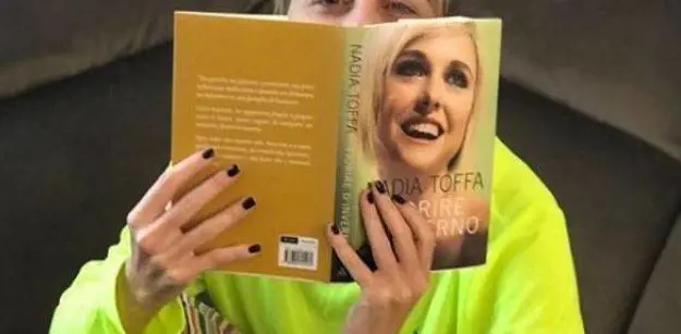 Nadia Toffa si racconta in un libro: "Fiorire d'inverno"
