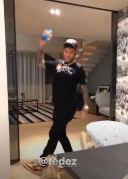 Fedez torna a casa ubriaco. E Chiara Ferragni lo prende a schiaffi