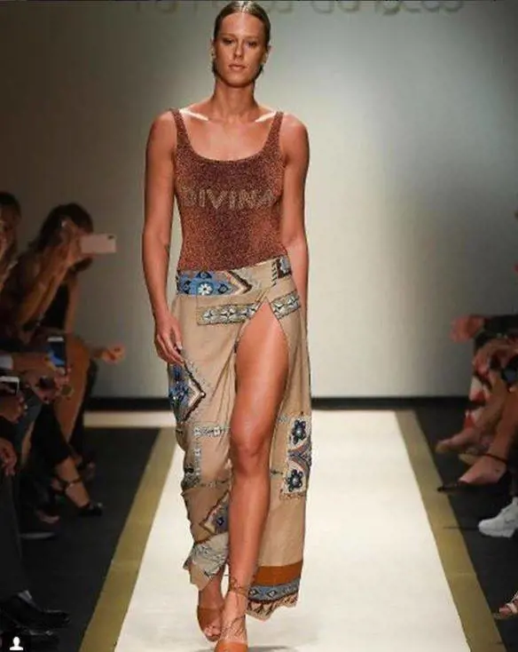 La Pellegrini si autocelebra alla Fashion Week