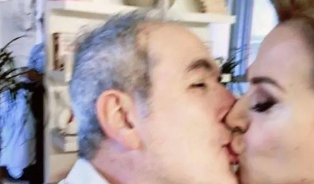 Sposini, bacio social alla d'Urso