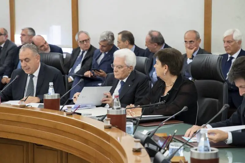 Mattarella bacchetta le toghe "Rispondano solo alla legge"