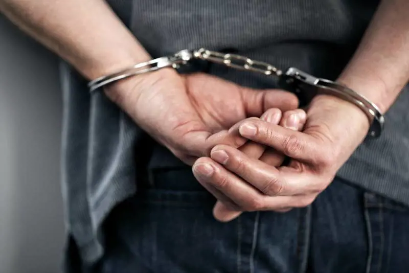 Torino, scavano buche nel parco per occultare droga, fermati africani