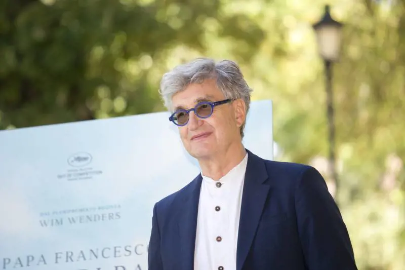 Wenders gira un film che esalta il Papa: "Per me Francesco è un eroe dell'umanità"