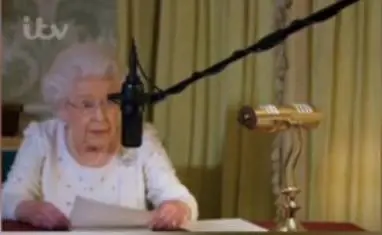 E la Regina Elisabetta deve obbedire al fonico: il siparietto è un cult
