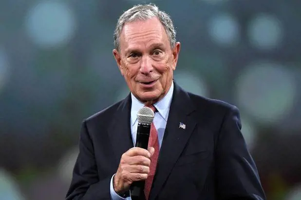 Bloomberg sfida Trump: è una minaccia. Poi promette: "Rinuncerò allo stipendio"