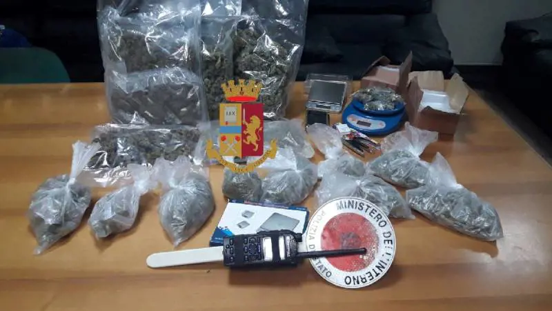 Un chilo di droga in camera da letto: arrestata