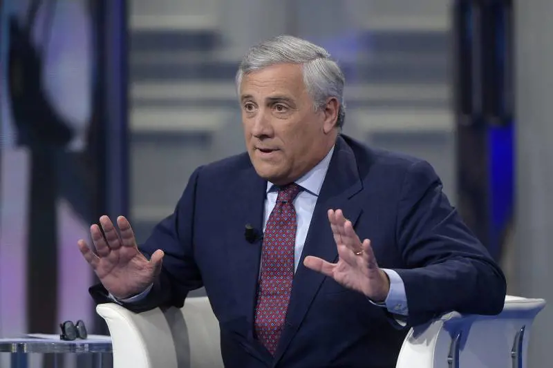 Scontro alla Ue. E Tajani zittisce Farage: "Il riso abbonda sulla bocca degli stolti"