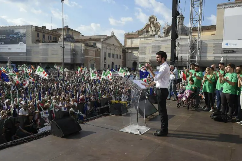 Pd in piazza per trovare unità, ma le divisioni restano