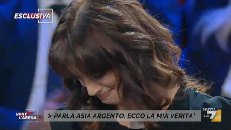 Ora la Argento piange in tv "Io ferma, lui mi ha violentato"
