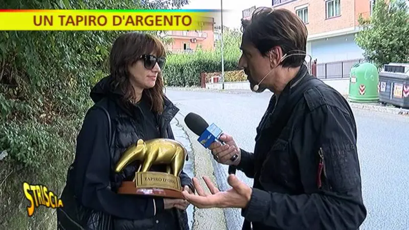 Arriva il tapiro per Asia Argento: "Abbracciami senza dire 'mi molesti'"