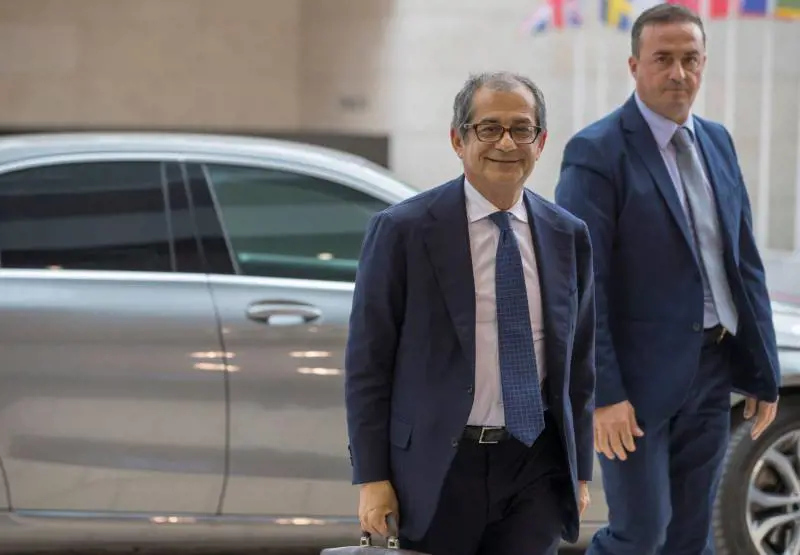 Tria ora lancia l'allarme "Mutui saranno più cari". Ora apre alle modifiche