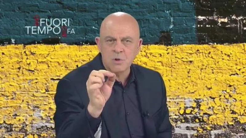 Crozza attacca Casalino: "Adesso ti mando aff..."