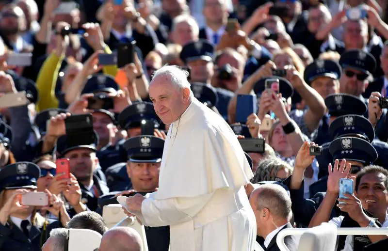 Papa Francesco è inciampato, ma si è rialzato e sta bene