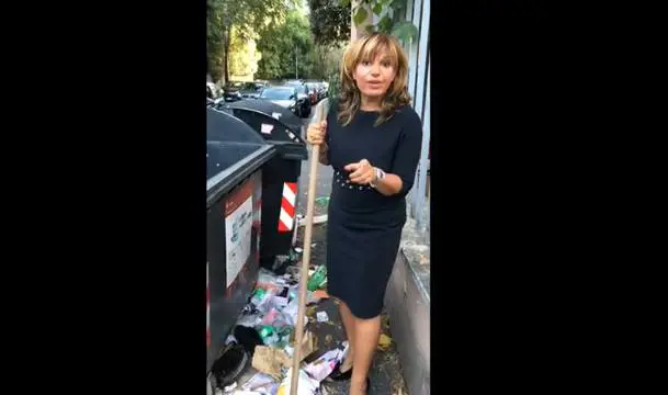 Sos rifiuti a Roma, cantante romana si arma di ramazza 