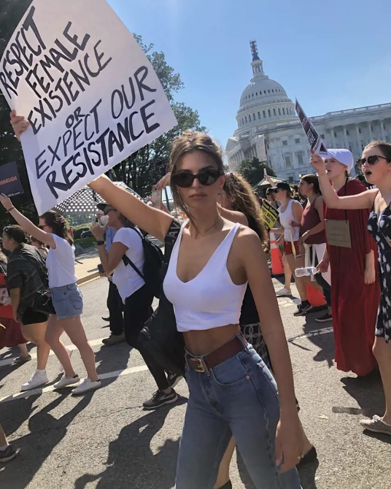 Emily Ratajkowski arrestata: "Protestavo contro la nomina di Kavanaugh"